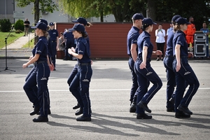 Uczniowie klas mundurowych podczas konkursu na placu ćwiczeniowym Oddziału Prewencji Policji w Rzeszowie