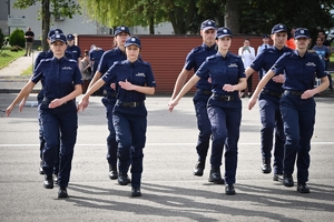 Uczniowie klas mundurowych podczas konkursu na placu ćwiczeniowym Oddziału Prewencji Policji w Rzeszowie