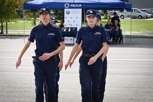 Uczniowie klas mundurowych podczas konkursu na placu ćwiczeniowym Oddziału Prewencji Policji w Rzeszowie