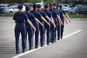 Uczniowie klas mundurowych podczas konkursu na placu ćwiczeniowym Oddziału Prewencji Policji w Rzeszowie