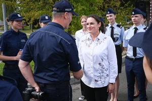 Uczniowie klas mundurowych podczas konkursu na placu ćwiczeniowym Oddziału Prewencji Policji w Rzeszowie