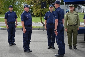 Uczniowie klas mundurowych podczas konkursu na placu ćwiczeniowym Oddziału Prewencji Policji w Rzeszowie