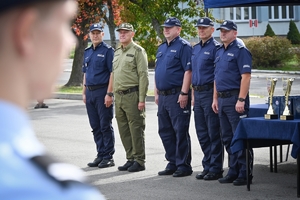 Uczniowie klas mundurowych podczas konkursu na placu ćwiczeniowym Oddziału Prewencji Policji w Rzeszowie