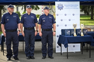 Uczniowie klas mundurowych podczas konkursu na placu ćwiczeniowym Oddziału Prewencji Policji w Rzeszowie