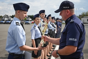 Uczniowie klas mundurowych podczas konkursu na placu ćwiczeniowym Oddziału Prewencji Policji w Rzeszowie