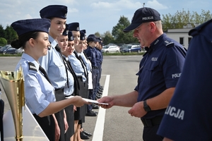 Uczniowie klas mundurowych podczas konkursu na placu ćwiczeniowym Oddziału Prewencji Policji w Rzeszowie