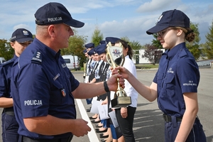 Uczniowie klas mundurowych podczas konkursu na placu ćwiczeniowym Oddziału Prewencji Policji w Rzeszowie