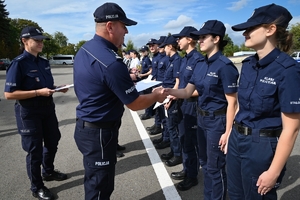 Uczniowie klas mundurowych podczas konkursu na placu ćwiczeniowym Oddziału Prewencji Policji w Rzeszowie