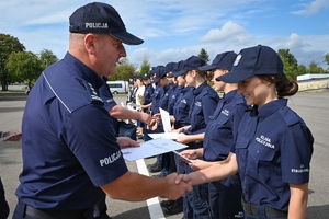 Uczniowie klas mundurowych wraz z sędziami i gośćmi, podczas konkursu na placu ćwiczeniowym Oddziału Prewencji Policji w Rzeszowie