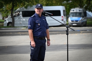 Uczniowie klas mundurowych wraz z sędziami i gośćmi, podczas konkursu na placu ćwiczeniowym Oddziału Prewencji Policji w Rzeszowie