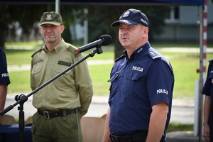 Uczniowie klas mundurowych wraz z sędziami i gośćmi, podczas konkursu na placu ćwiczeniowym Oddziału Prewencji Policji w Rzeszowie