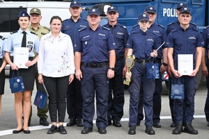 Uczniowie klas mundurowych wraz z sędziami i gośćmi, podczas konkursu na placu ćwiczeniowym Oddziału Prewencji Policji w Rzeszowie