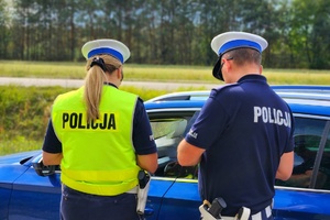 policjanci mieleckiej drogówki podczas działań z wykorzystaniem drona