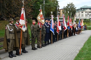 Uczestnicy i zaproszeni goście podczas uroczystości rocznicowych powstania Polskiego Państwa Podziemnego na placu przed pomnikiem