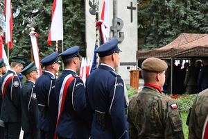 Uczestnicy i zaproszeni goście podczas uroczystości rocznicowych powstania Polskiego Państwa Podziemnego na placu przed pomnikiem