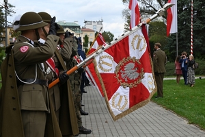 Uczestnicy i zaproszeni goście podczas uroczystości rocznicowych powstania Polskiego Państwa Podziemnego na placu przed pomnikiem