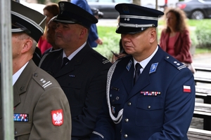 Uczestnicy i zaproszeni goście podczas uroczystości rocznicowych powstania Polskiego Państwa Podziemnego na placu przed pomnikiem