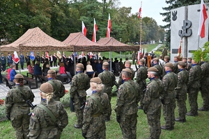 Uczestnicy i zaproszeni goście podczas uroczystości rocznicowych powstania Polskiego Państwa Podziemnego na placu przed pomnikiem