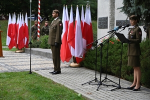 Uczestnicy i zaproszeni goście podczas uroczystości rocznicowych powstania Polskiego Państwa Podziemnego na placu przed pomnikiem