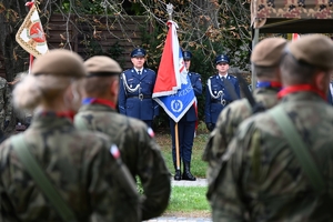 Uczestnicy i zaproszeni goście podczas uroczystości rocznicowych powstania Polskiego Państwa Podziemnego na placu przed pomnikiem