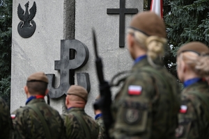 Uczestnicy i zaproszeni goście podczas uroczystości rocznicowych powstania Polskiego Państwa Podziemnego na placu przed pomnikiem