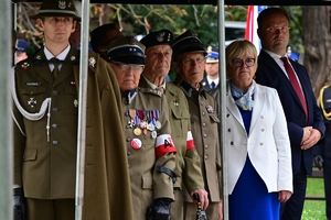 Uczestnicy i zaproszeni goście podczas uroczystości rocznicowych powstania Polskiego Państwa Podziemnego na placu przed pomnikiem