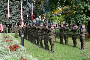 Uczestnicy i zaproszeni goście podczas uroczystości rocznicowych powstania Polskiego Państwa Podziemnego na placu przed pomnikiem