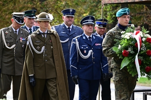 Uczestnicy i zaproszeni goście podczas uroczystości rocznicowych powstania Polskiego Państwa Podziemnego na placu przed pomnikiem