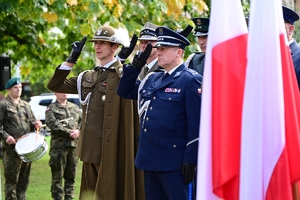 Uczestnicy i zaproszeni goście podczas uroczystości rocznicowych powstania Polskiego Państwa Podziemnego na placu przed pomnikiem