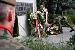 Uczestnicy i zaproszeni goście podczas uroczystości rocznicowych powstania Polskiego Państwa Podziemnego na placu przed pomnikiem