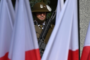 Uczestnicy i zaproszeni goście podczas uroczystości rocznicowych powstania Polskiego Państwa Podziemnego na placu przed pomnikiem