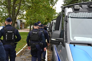 policjanci oddziału prewencji przygotowujący się do wyjazdu na teren Dolnego Śląska