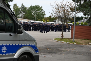 policjanci oddziału prewencji przygotowujący się do wyjazdu na teren Dolnego Śląska