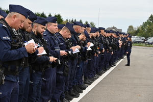 policjanci oddziału prewencji przygotowujący się do wyjazdu na teren Dolnego Śląska