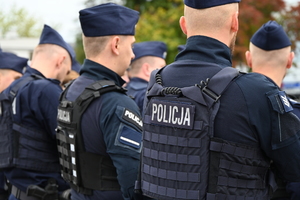 policjanci oddziału prewencji przygotowujący się do wyjazdu na teren Dolnego Śląska