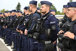 policjanci oddziału prewencji przygotowujący się do wyjazdu na teren Dolnego Śląska