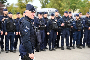 policjanci oddziału prewencji przygotowujący się do wyjazdu na teren Dolnego Śląska