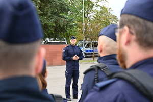 policjanci oddziału prewencji przygotowujący się do wyjazdu na teren Dolnego Śląska