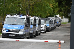 policjanci oddziału prewencji przygotowujący się do wyjazdu na teren Dolnego Śląska