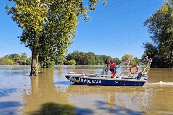 policjanci na łodzi