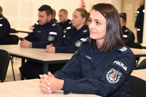 Policjanci podczas zakończenia kursu w auli OPP w Rzeszowie.