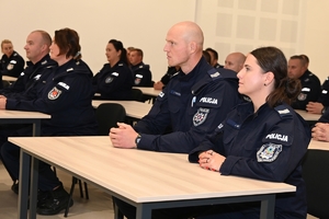 Policjanci podczas zakończenia kursu w auli OPP w Rzeszowie.