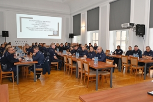 Policjanci podczas szkolenia w auli Komendy Wojewódzkiej Policji w Rzeszowie