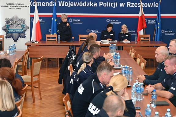 Policjanci podczas szkolenia w auli Komendy Wojewódzkiej Policji w Rzeszowie