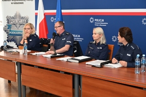 Policjanci podczas szkolenia w auli Komendy Wojewódzkiej Policji w Rzeszowie