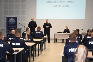 Policjanci podczas rozpoczęcia kursu aspiranckiego w auli Oddziału Prewencji Policji w Rzeszowie