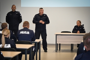 Policjanci podczas rozpoczęcia kursu aspiranckiego w auli Oddziału Prewencji Policji w Rzeszowie