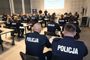 Policjanci podczas rozpoczęcia kursu aspiranckiego w auli Oddziału Prewencji Policji w Rzeszowie