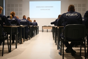 Policjanci podczas rozpoczęcia kursu aspiranckiego w auli Oddziału Prewencji Policji w Rzeszowie