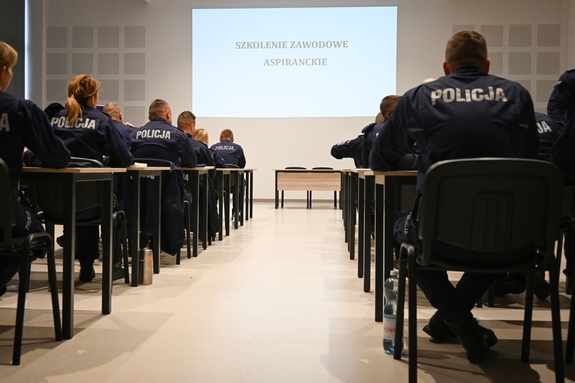 Policjanci podczas rozpoczęcia kursu aspiranckiego w auli Oddziału Prewencji Policji w Rzeszowie